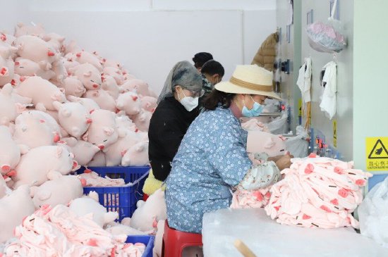 工人们正在给玩具充棉