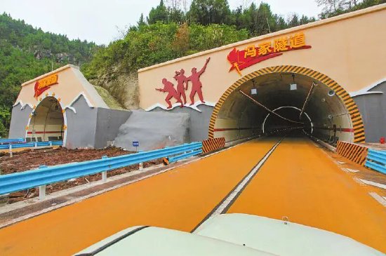 镇广高速达州达川冯家隧道外景。