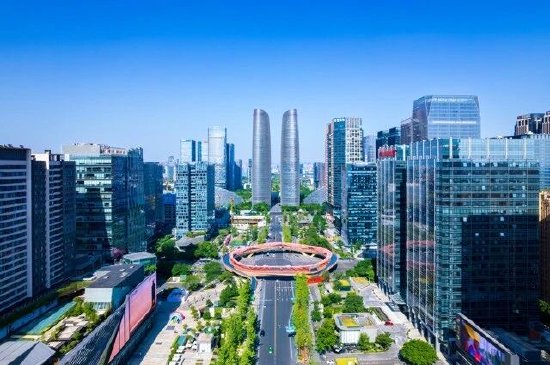 ▲成都冬日暖阳让楼群镀着暖光 摄影：伏若辰