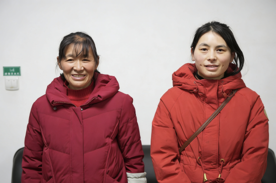 ▲当事人邓月娥（左）与其女儿张敏