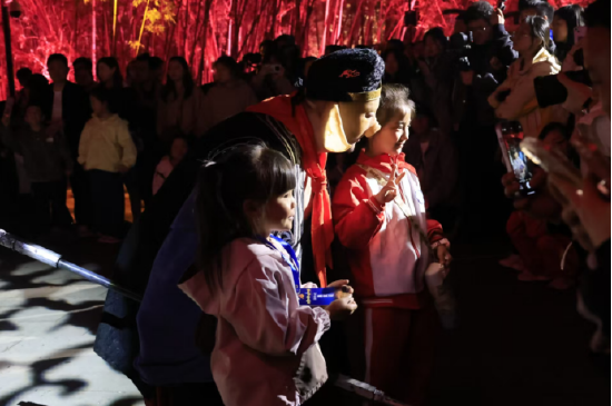陡坡塘夜游游客与NPC互动