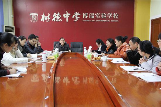 树德博瑞校长助理邓文光在讲坛上(中)