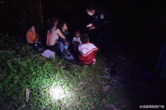 妇女带四个孩子夜宿深山竹林