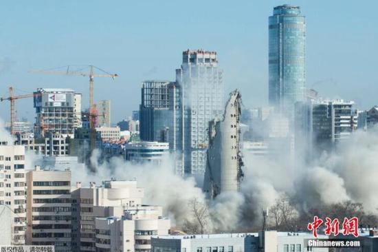 原世界最高废弃建筑爆破后轰然倒地。
