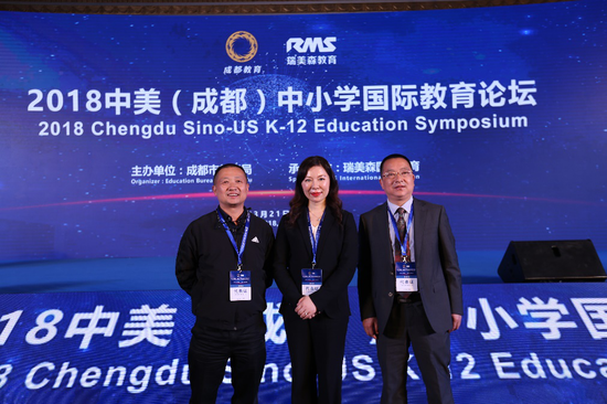 楊英與向峨小學(xué)校長(zhǎng)陳志剛、通江中學(xué)校長(zhǎng)向英才