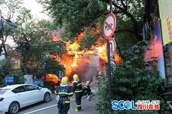 突发!达州凤凰山两农家乐起火 幸无人员伤亡