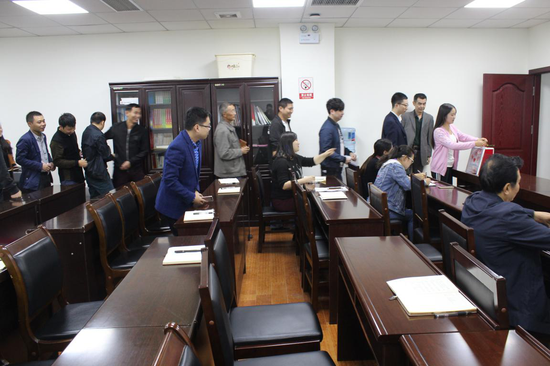 巴州区贫困人口_贫困山区的孩子图片(2)