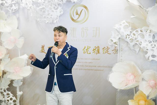 中国美容协会会长，四川第九、十届政协委员唐得高