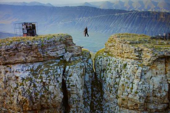 《Tightrope (2015)》,陶斯·馬哈切娃