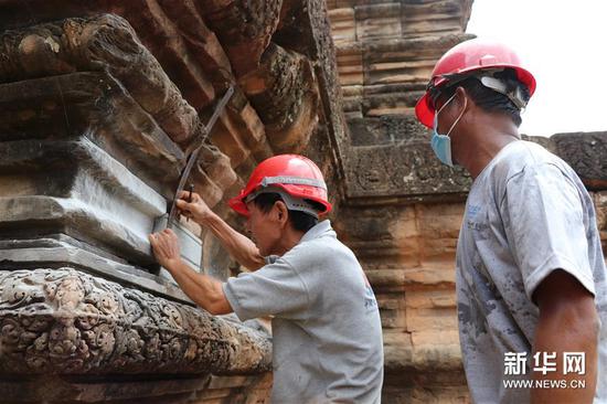 2018年7月9日，在柬埔寨暹粒，中国－柬埔寨政府吴哥古迹保护工作队进行茶胶寺保护修复项目的结项收尾工作。新华社记者毛鹏飞摄