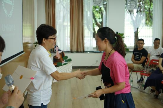卓金香校长现场向录取学生家长颁发录取通知书