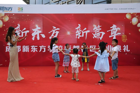 在台上做游戏互动的小朋友们