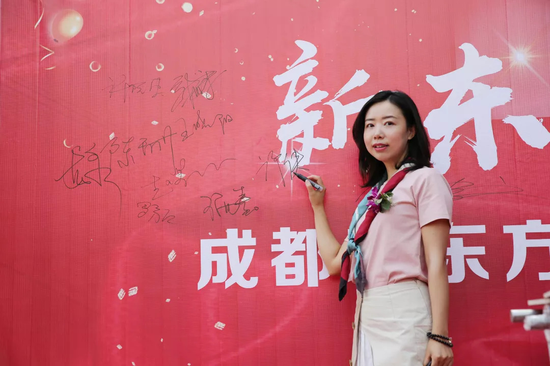 国际游学部总监邝侠老师