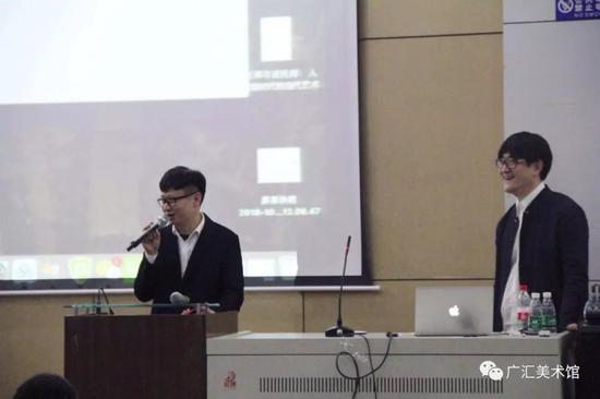 蔡萌博士(图右)和川音美油画系主任魏言(图左)