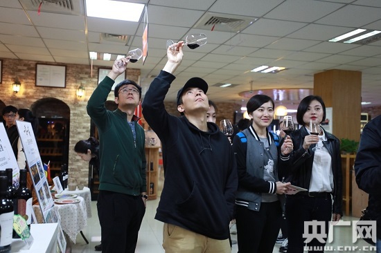 品尝地道的摩尔多瓦葡萄酒。(摄影 郑重)