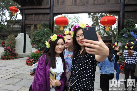 名主播们在黄龙溪古镇留影。(摄影 郑重)
