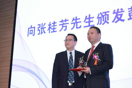 彭山区委书记罗万东为张桂芳董事长颁发“眉山市彭山区荣誉市民”荣誉证书和纪念牌 母海燕 摄