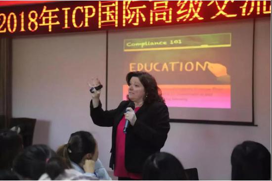 (蓝带学校Sussex Avenue School校长Lorri Vaccaro女士)