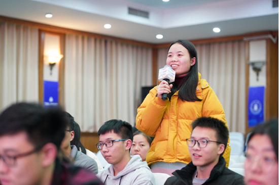 观众向辩手提出消费金融问题并获得解答