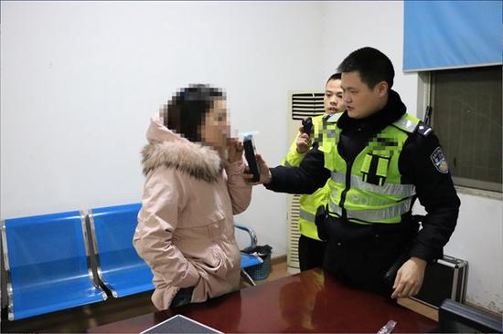 交警在对何某进行呼气检测