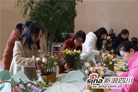 女老师们手工插花