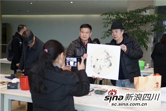 老师们纷纷合影留念