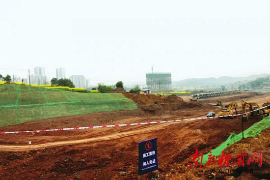 大营山一路施工现场。