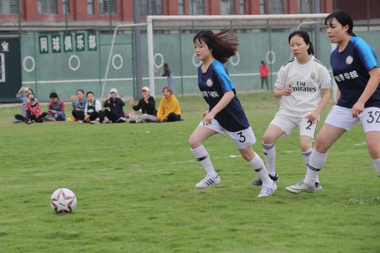川大锦江学院女子足球赛揭幕战 周佳敏 摄