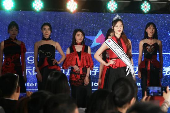 往届佳丽与模特走秀，拉开了2019国际时尚旅游小姐四川赛区赛前媒体沟通会的序幕