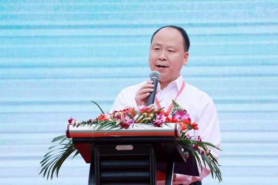 大邑职高校长余治平