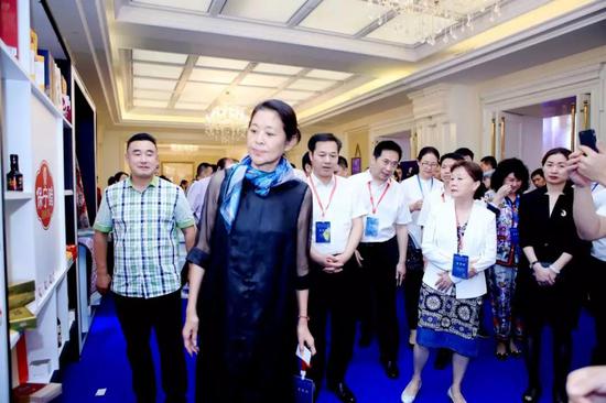 (图:倪萍及参会嘉宾参观保宁醋展位产品)