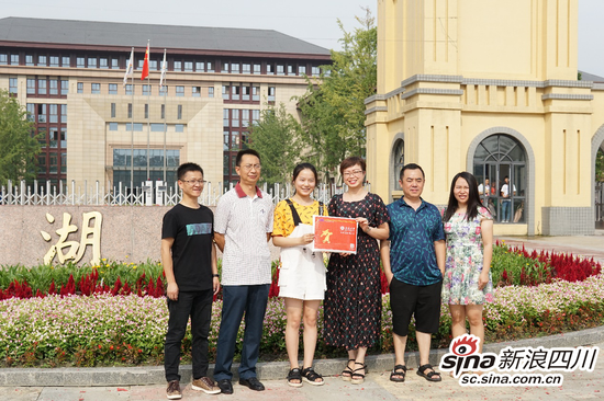 付乡月和校领导、老师们合影