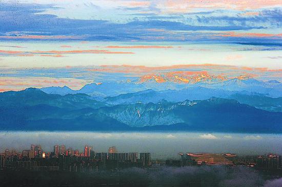 随着成都空气质量的改善,人们常常可以远眺雪山。袁浩 摄(视觉四川资料图片)