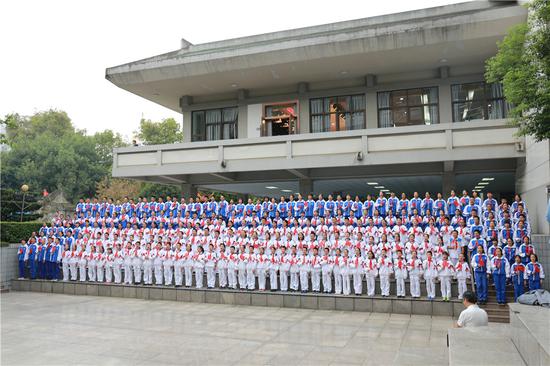 新中国成立70周年之际,石室学子挥舞国旗、呐喊祝福,为祖国母亲献礼