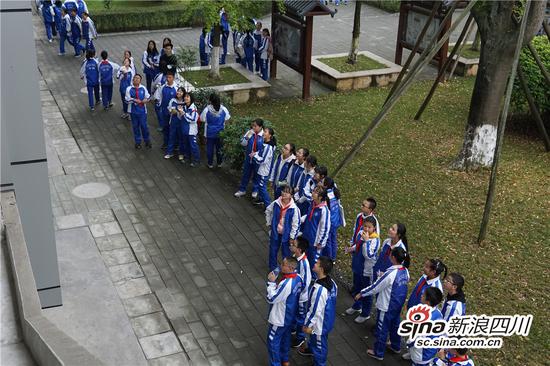 石室中学校园里播放影片吸引了众多学生观看