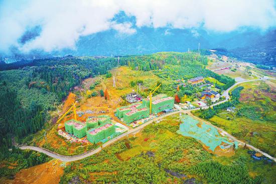 位于荥经县的中国桌山森林康养项目建设现场。黄刚摄
