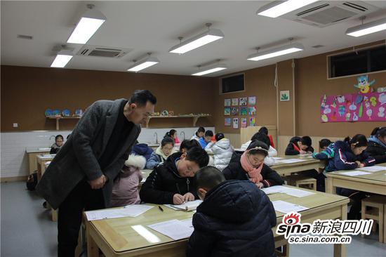 评委谢昭然巡阅考场