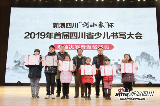 评委王圣才（中）评委陈沫吾（左）评委康俊（右）为获奖选手颁奖。