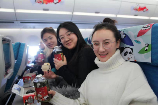 乘客享用奈雪特制飞机餐食