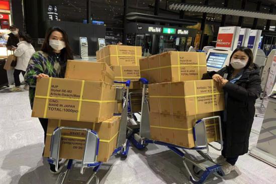 （导游、领队们自发寄送医疗物资回国）