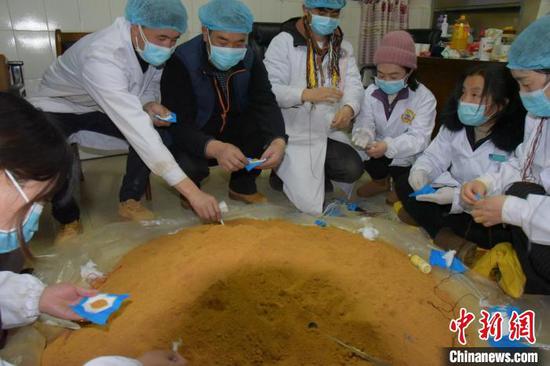 医护人员制作藏医香囊。 钟欣 摄