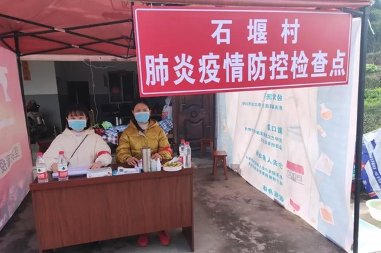 萬旭旻詹曉佳正在在村卡點值守