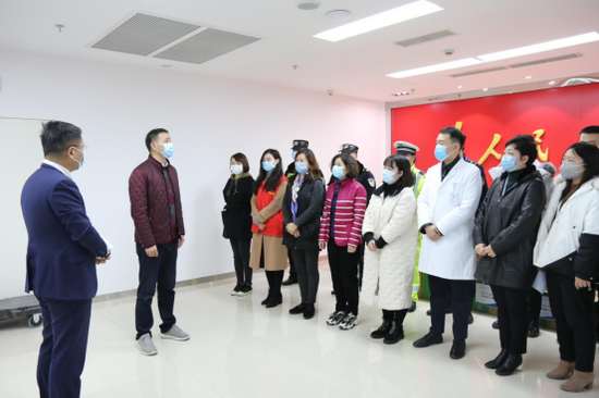 市政府火车站管委办李兵处长接受捐赠,并对百汇班台表达感谢