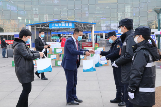 新加坡百汇班台集团成都区域CEO陈弘信为体温检测点的工作人员送上预防汤药