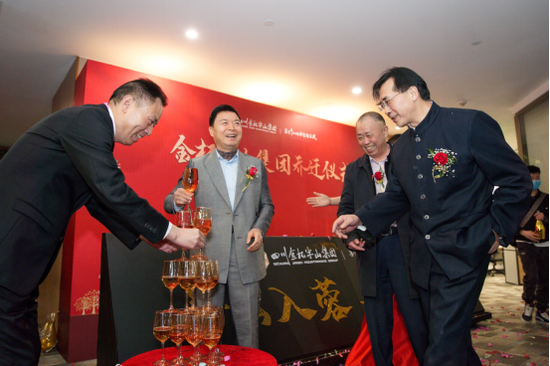 金杯主席与现场嘉宾举杯共庆