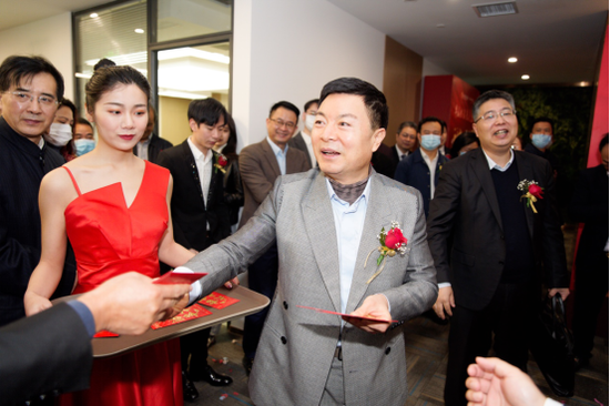 金杯主席及集团领导向在场员工派发开工红包