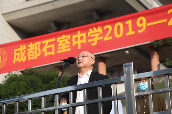 “心系教育,胸怀天下”优秀校友唐立新先生讲话。