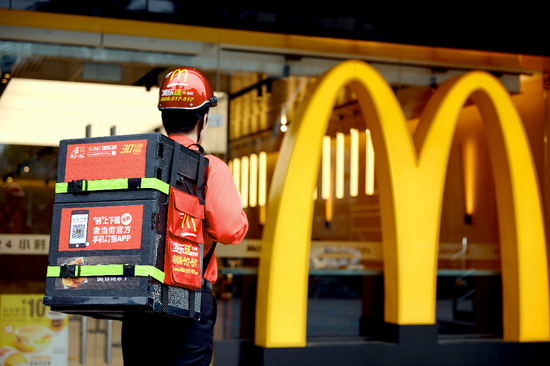 截至目前,麦当劳中国有超过近3000家餐厅提供外送服务,已全部进驻了美团外卖平台。