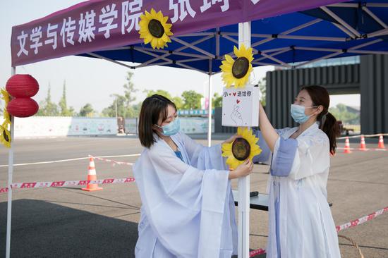 四川大学锦江学院首批学生返校现场温情满满