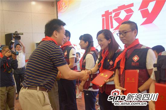学校为抗疫英雄颁发校外辅导员聘书